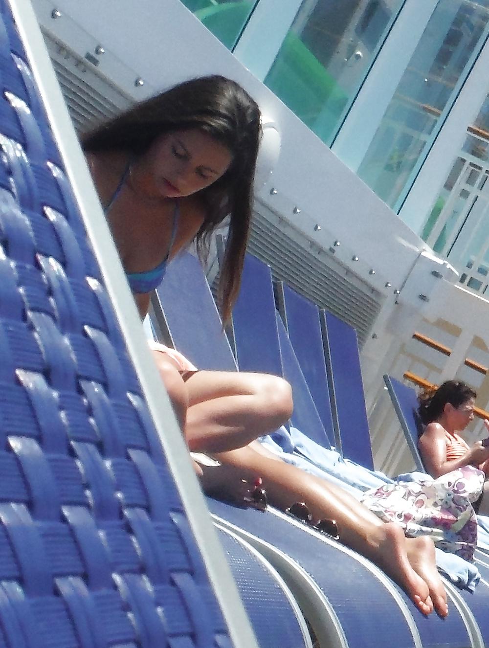 25P Teen butt & ass in bikini at the pool 