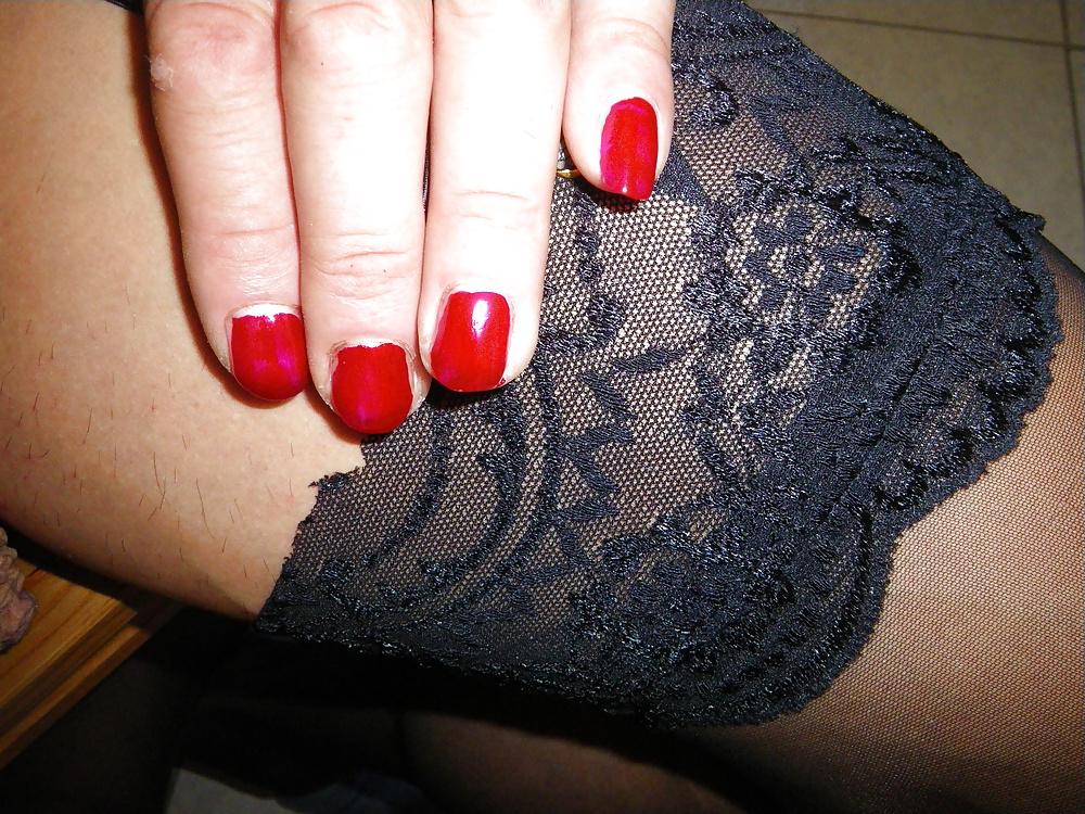 16P Red nails