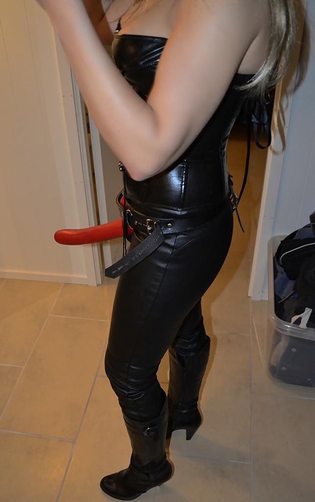 7P Strap.on Wife