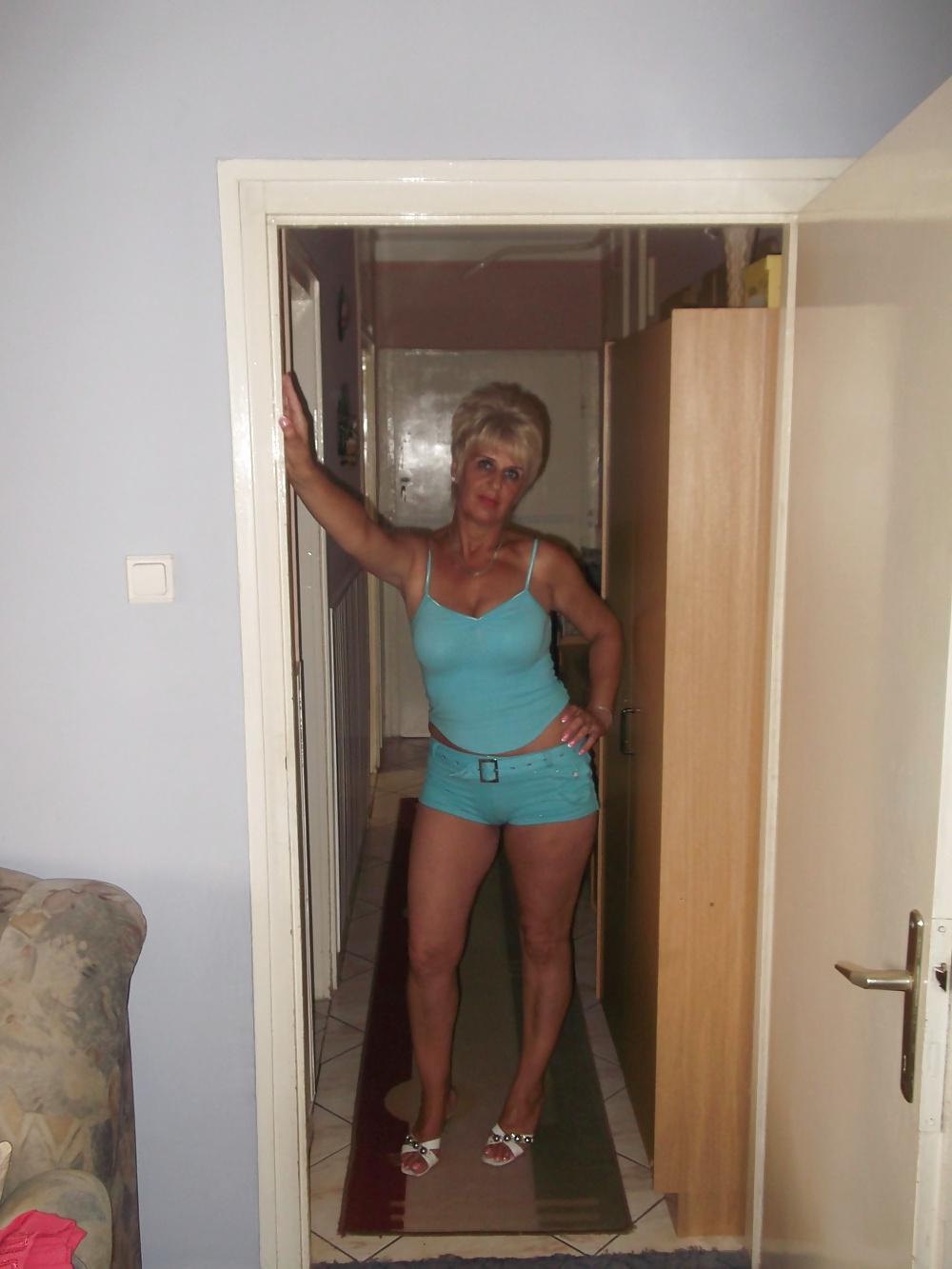 6P Mature Milf Cameltoe