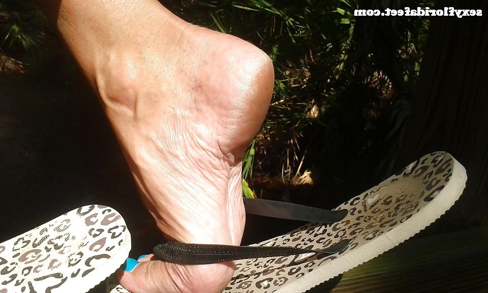 10P Debbies Feet At The Park