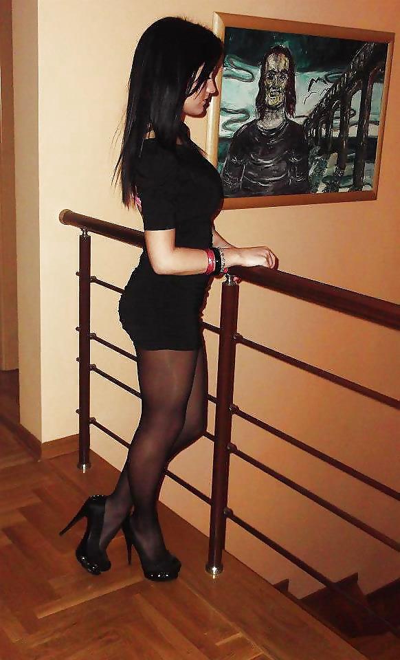 25P She's Soo Sexy In Pantyhose