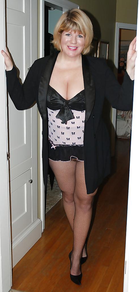 25P She's Soo Sexy In Pantyhose