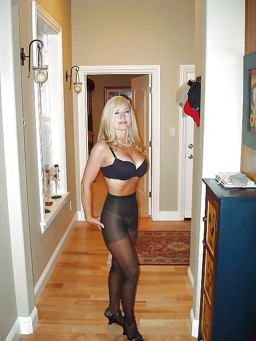 25P She's Soo Sexy In Pantyhose!!