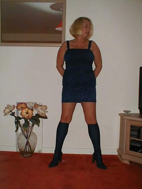 25P Blonde UK MILF's Home Shots
