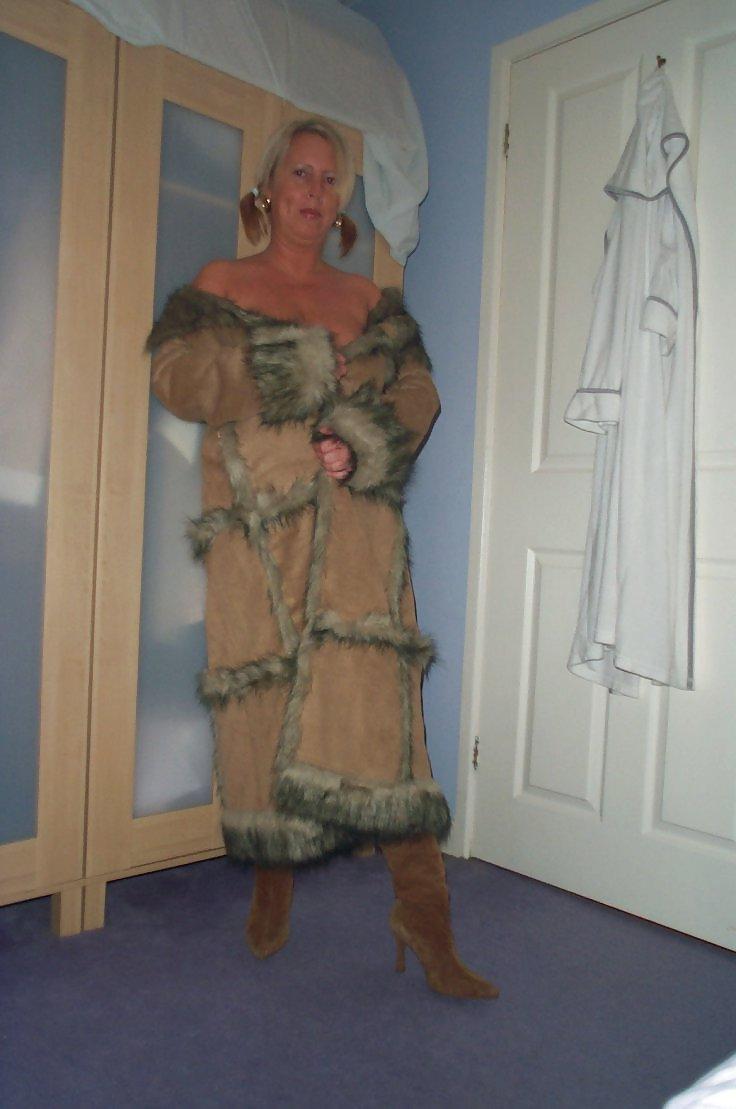 25P Blonde UK MILF's Home Shots