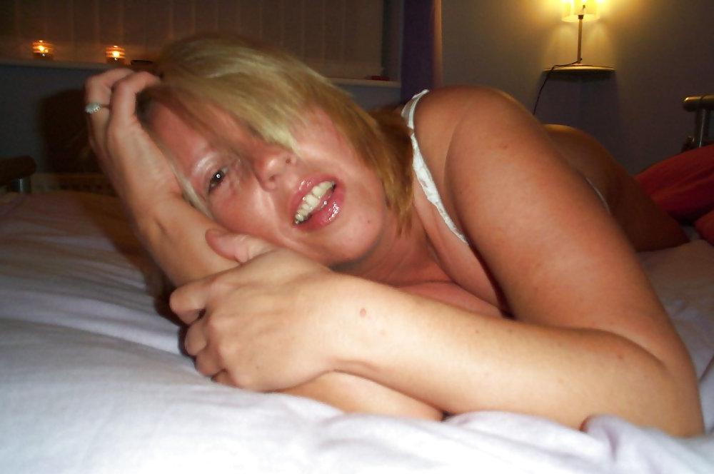25P Blonde UK MILF's Home Shots