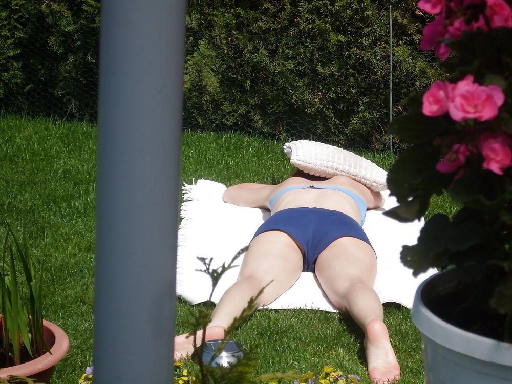 6P Neighbor sunbathing spy
