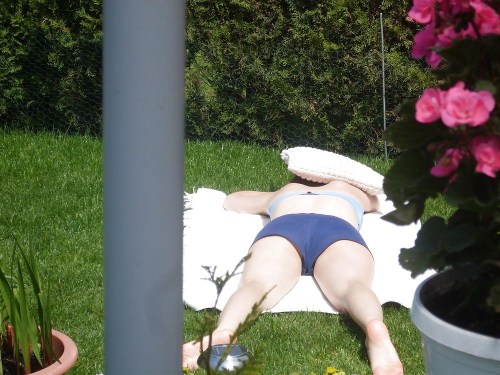 6P Neighbor sunbathing spy