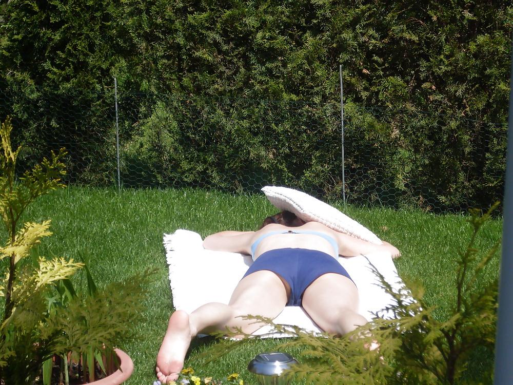 6P Neighbor sunbathing spy