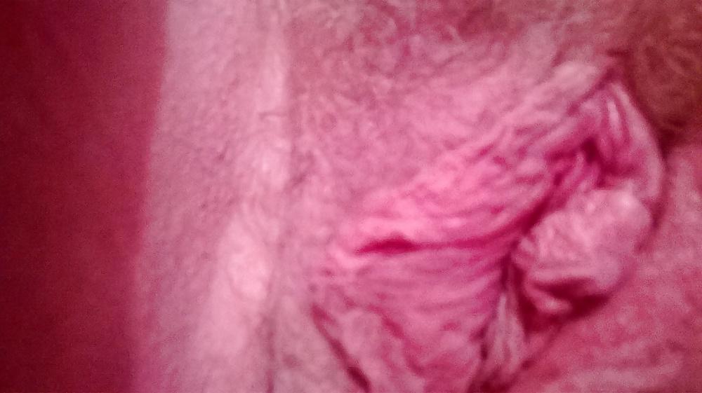 6P Razor slipped up her pussy whilst shaving! 