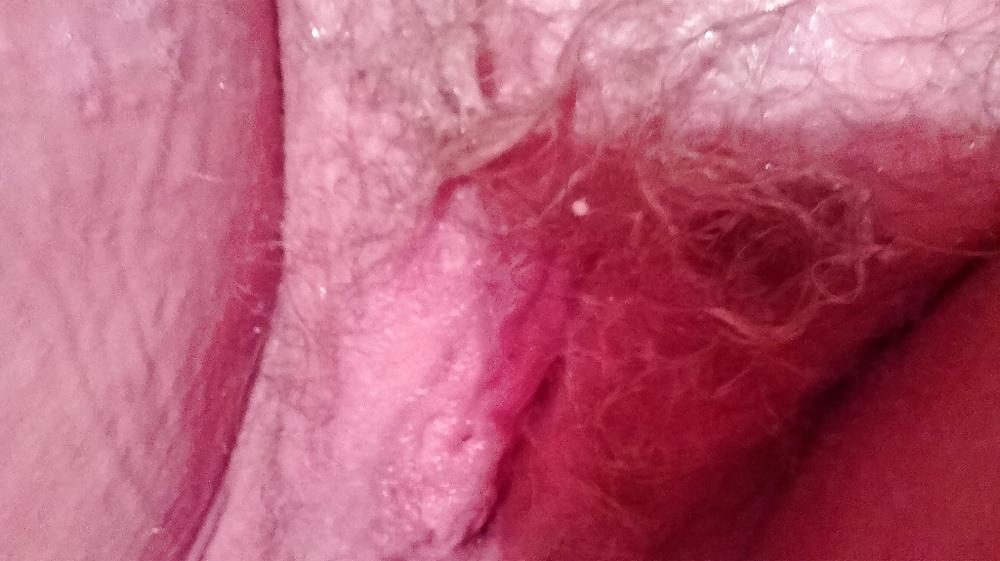 6P Razor slipped up her pussy whilst shaving! 