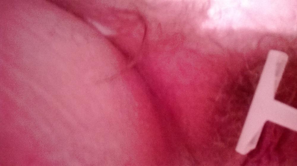 6P Razor slipped up her pussy whilst shaving! 
