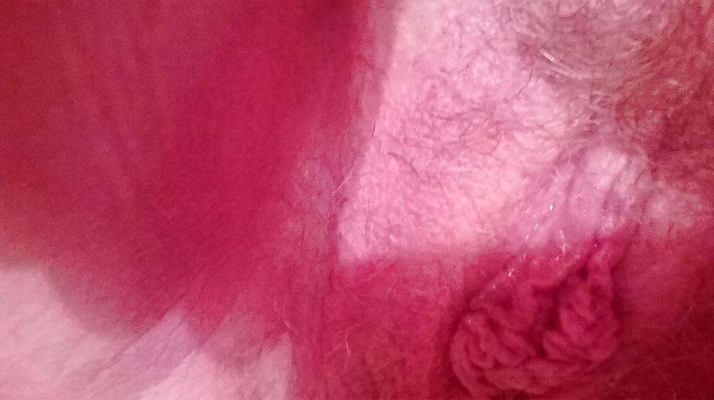 6P Razor slipped up her pussy whilst shaving! 