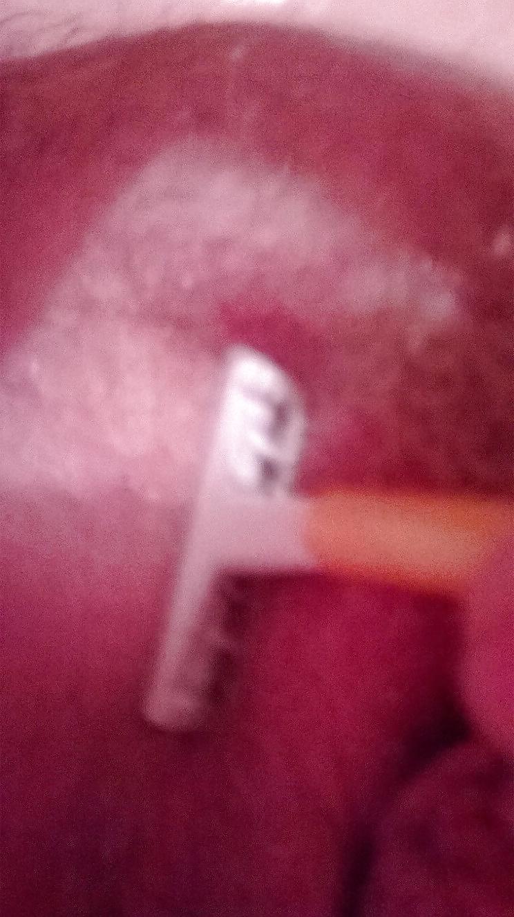 6P Razor slipped up her pussy whilst shaving! 