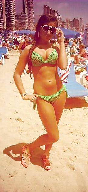 25P Wanking To Friend's Holiday Pics
