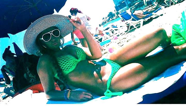 25P Wanking To Friend's Holiday Pics
