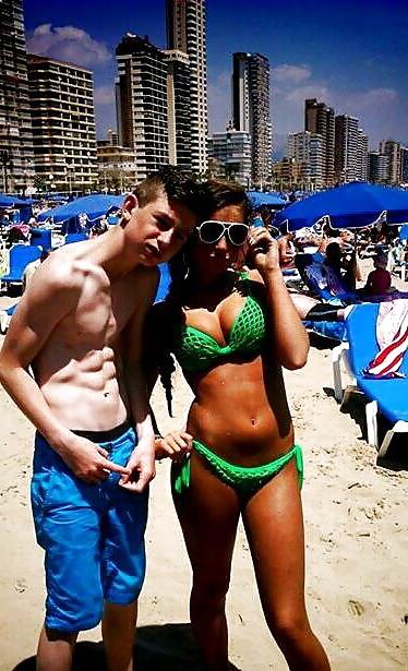 25P Wanking To Friend's Holiday Pics
