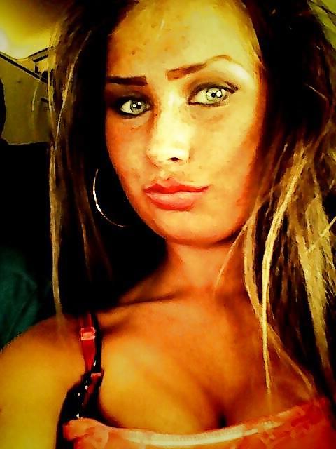 25P Wanking To Friend's Holiday Pics
