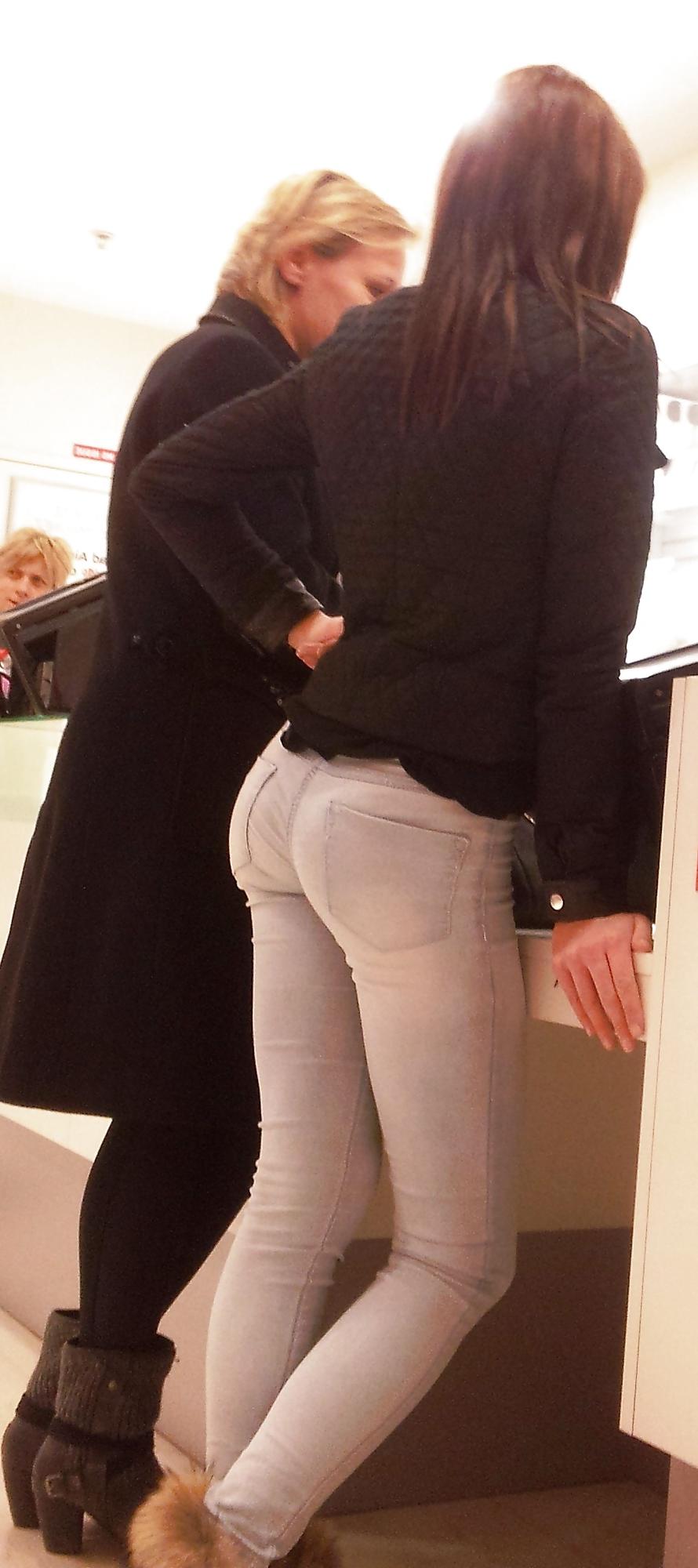 11P Joli ptit cul dans les magasins - Tight ass in jeans