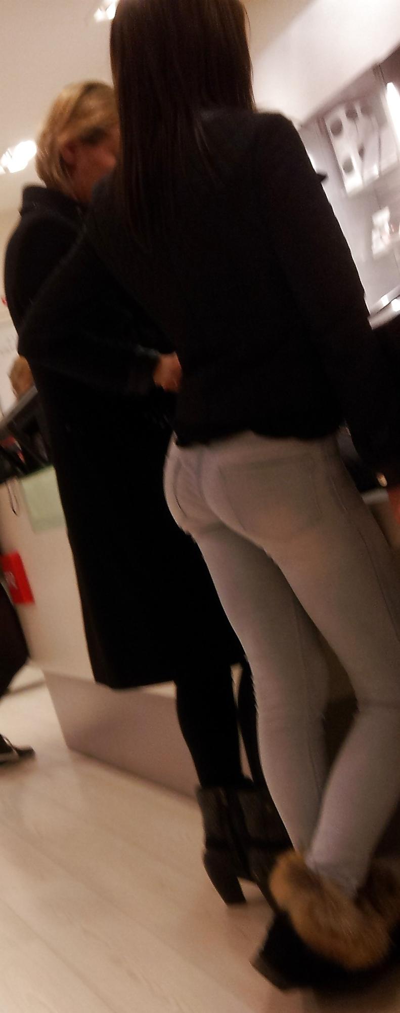 11P Joli ptit cul dans les magasins - Tight ass in jeans