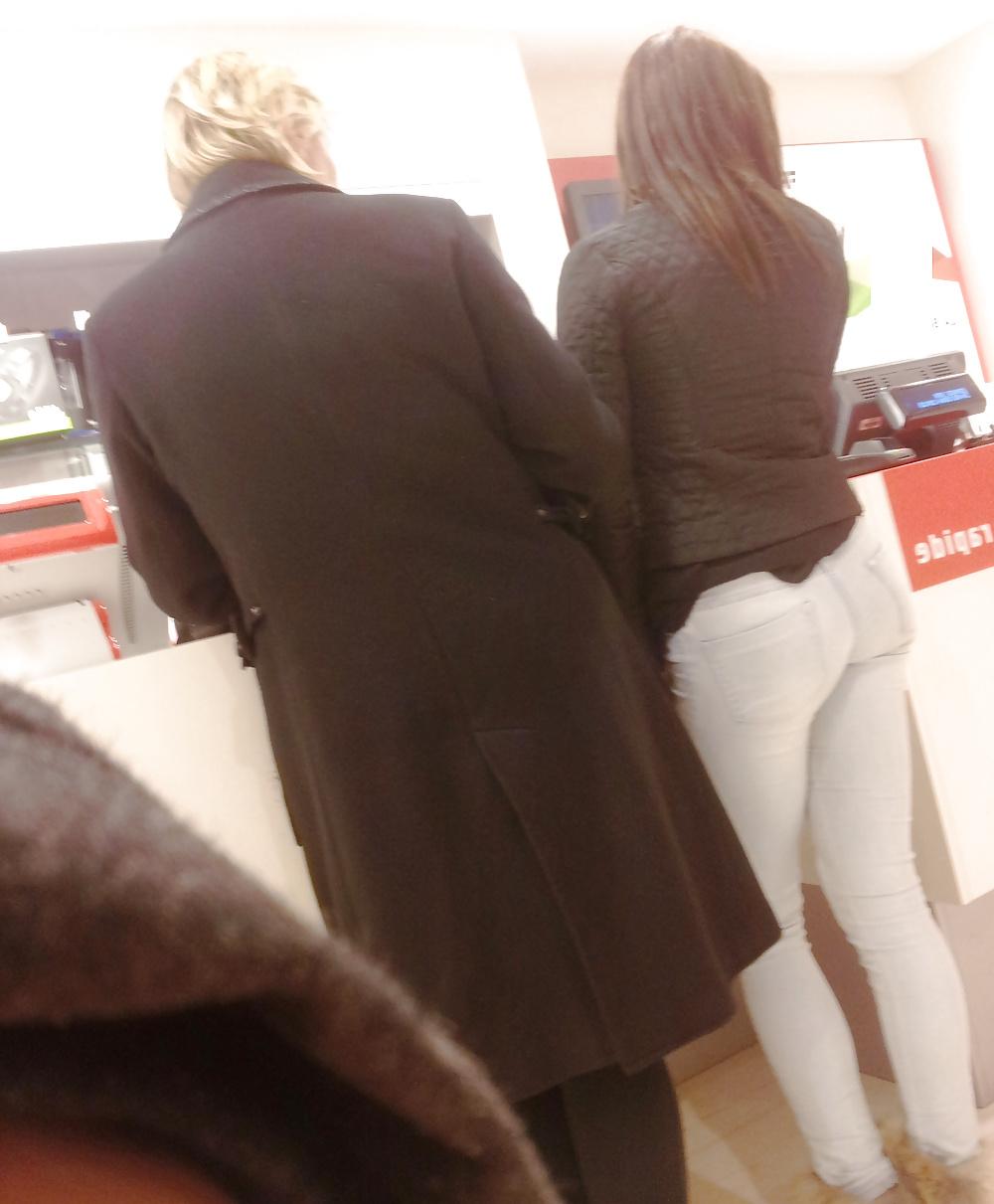 11P Joli ptit cul dans les magasins - Tight ass in jeans