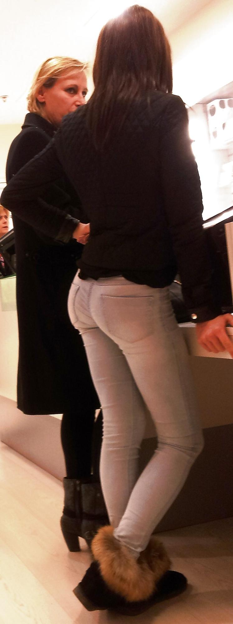 11P Joli ptit cul dans les magasins - Tight ass in jeans
