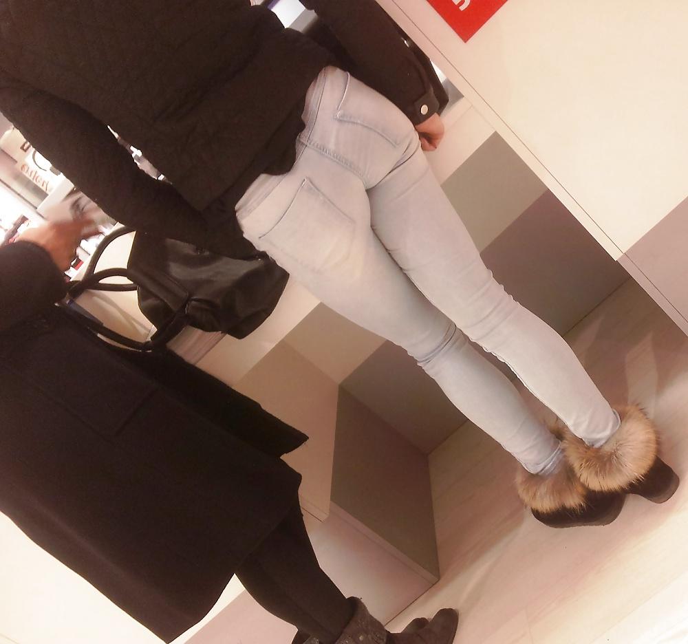 11P Joli ptit cul dans les magasins - Tight ass in jeans