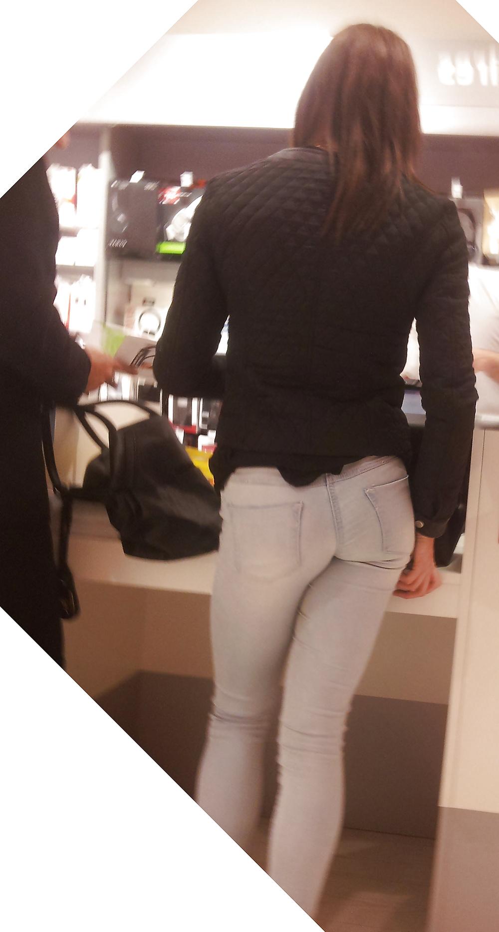 11P Joli ptit cul dans les magasins - Tight ass in jeans