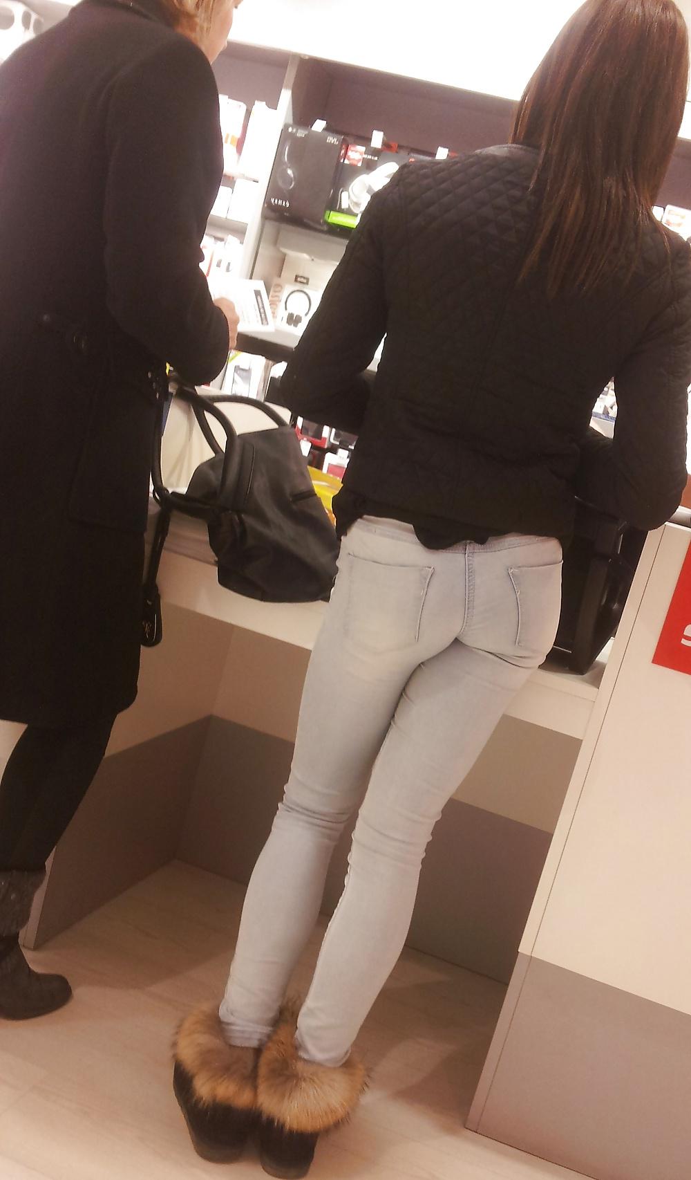 11P Joli ptit cul dans les magasins - Tight ass in jeans