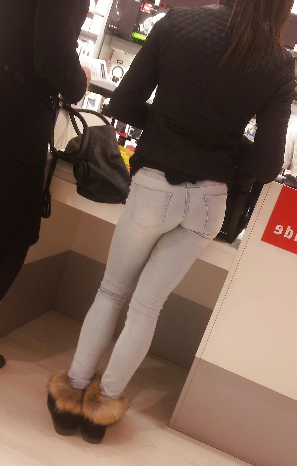 11P Joli ptit cul dans les magasins - Tight ass in jeans