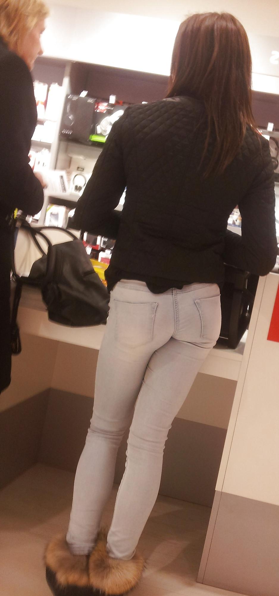 11P Joli ptit cul dans les magasins - Tight ass in jeans