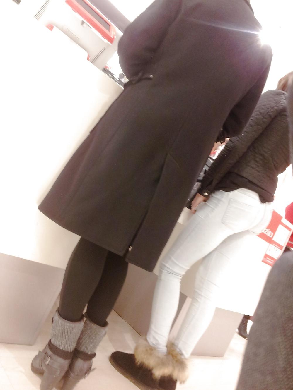 11P Joli ptit cul dans les magasins - Tight ass in jeans