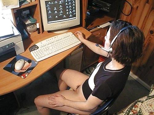25P Bottomless and Hairy at the Computer