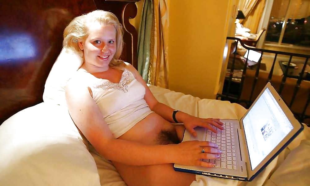 25P Bottomless and Hairy at the Computer