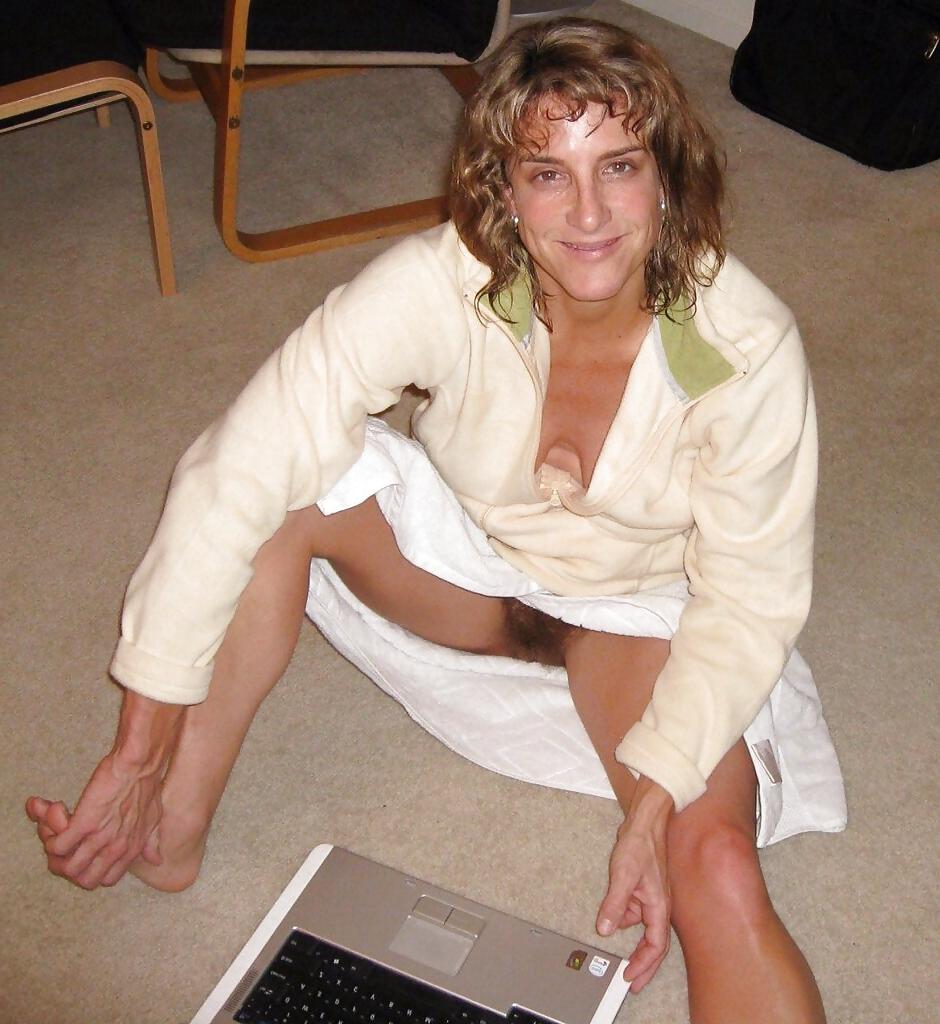 25P Bottomless and Hairy at the Computer