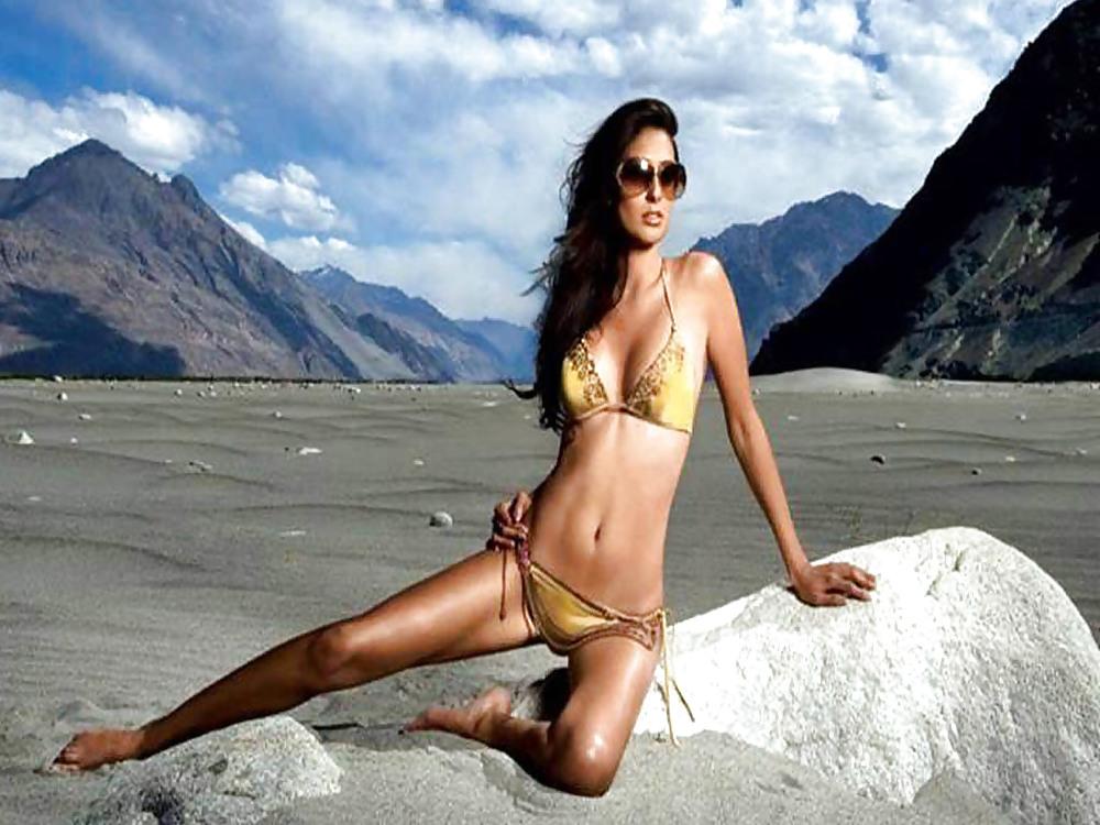 8P MY HOT GIRL FRIEND PREETI BIKINI TEASE