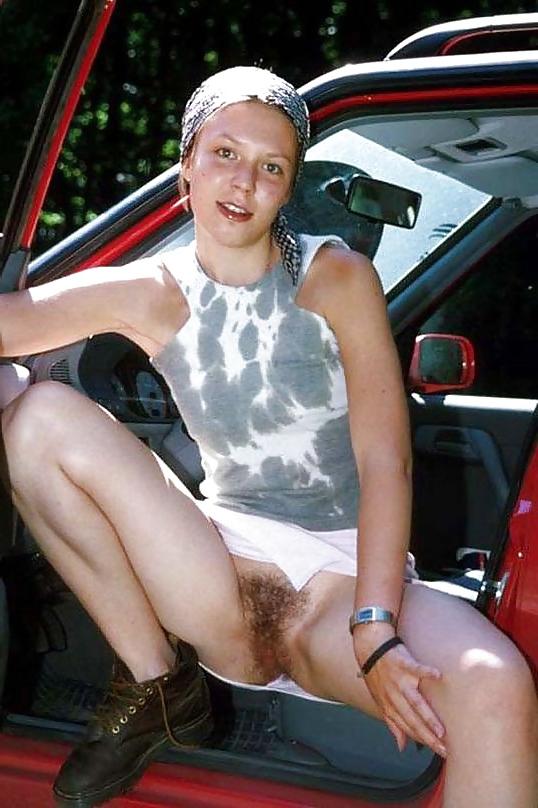 25P Bottomless and Hairy in the Car