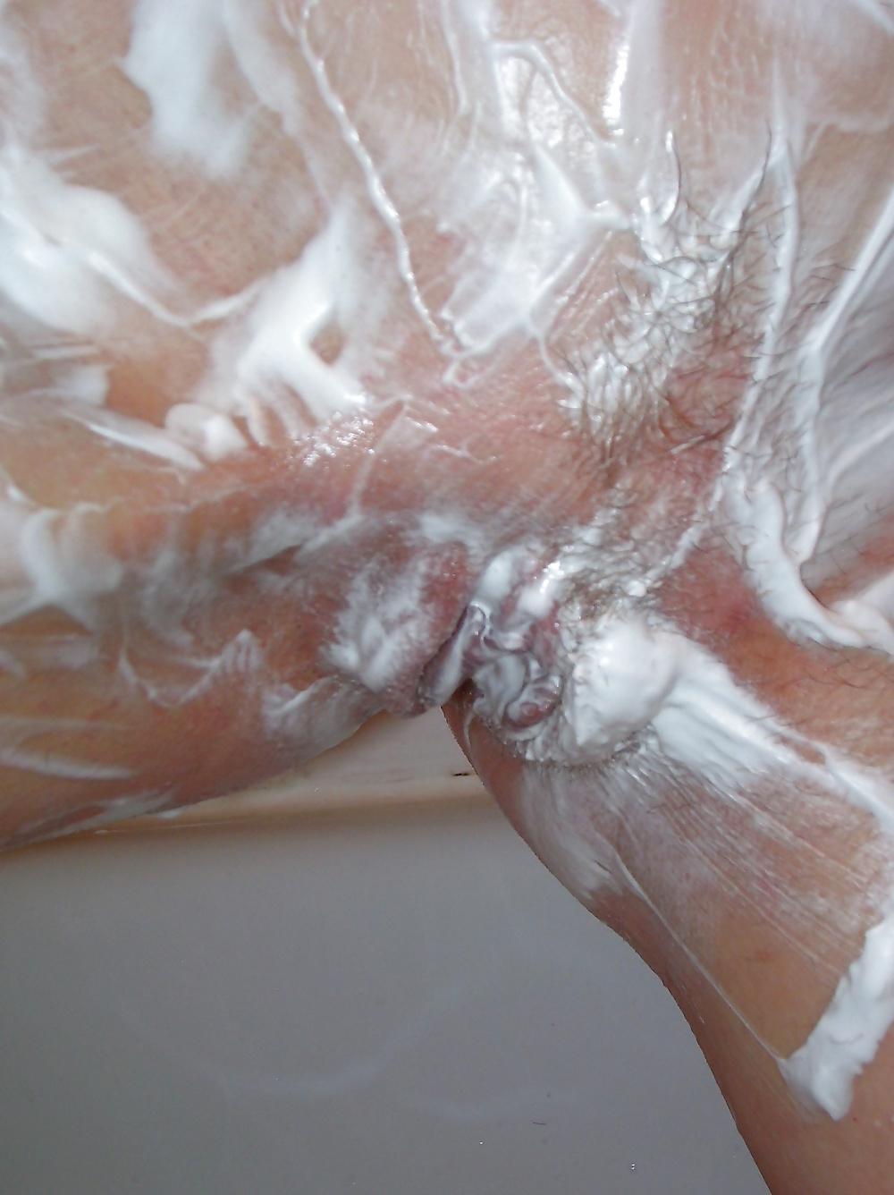 25P Shaving her pussy