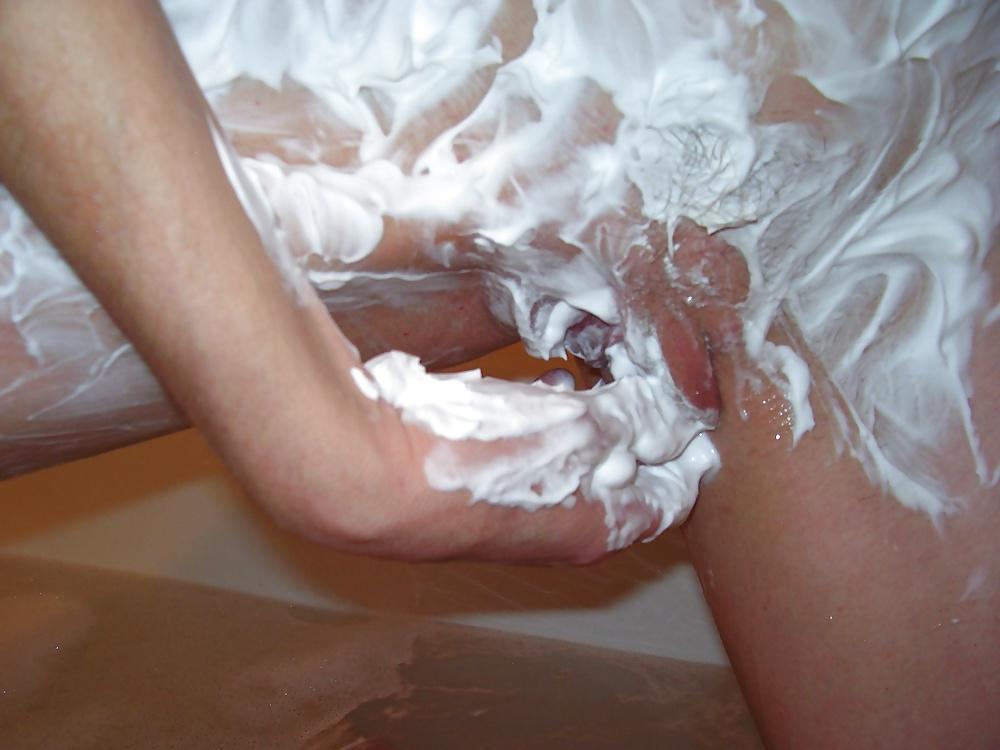 25P Shaving her pussy