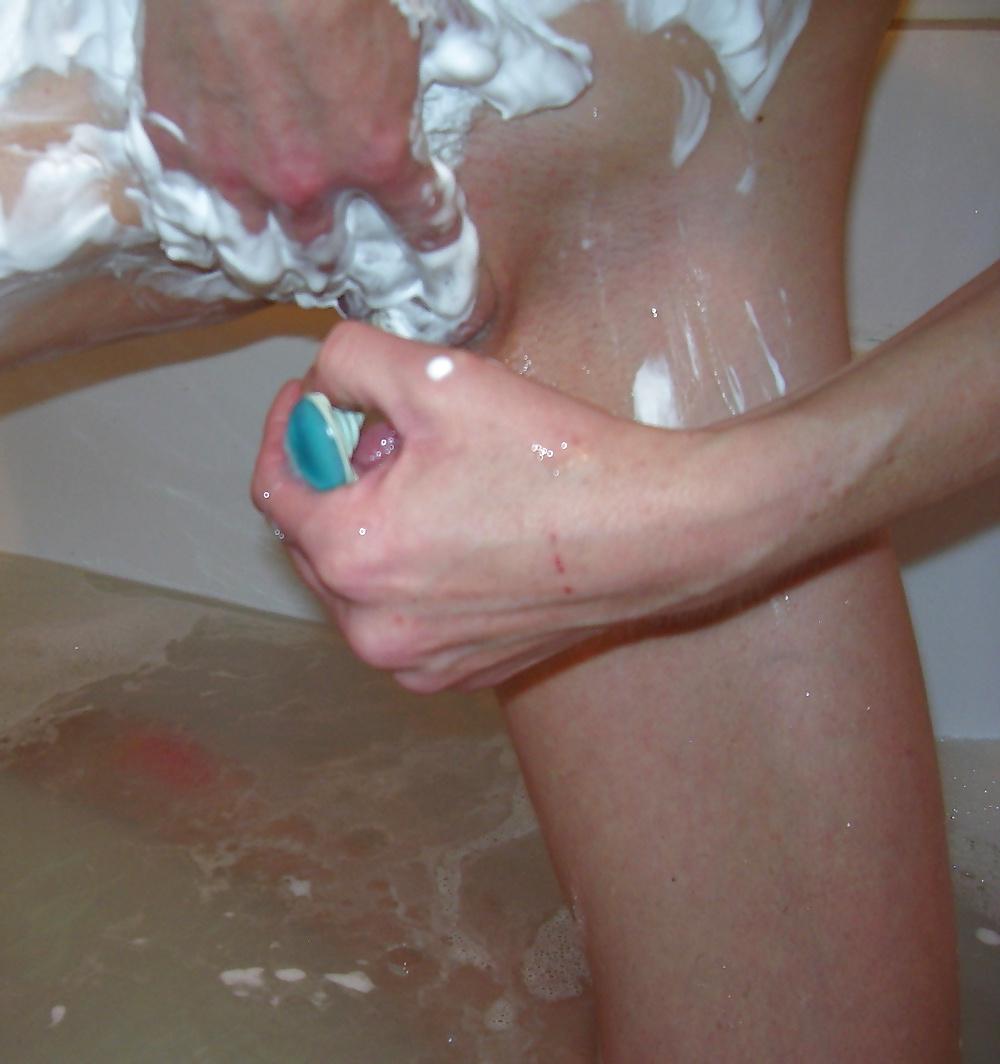 25P Shaving her pussy