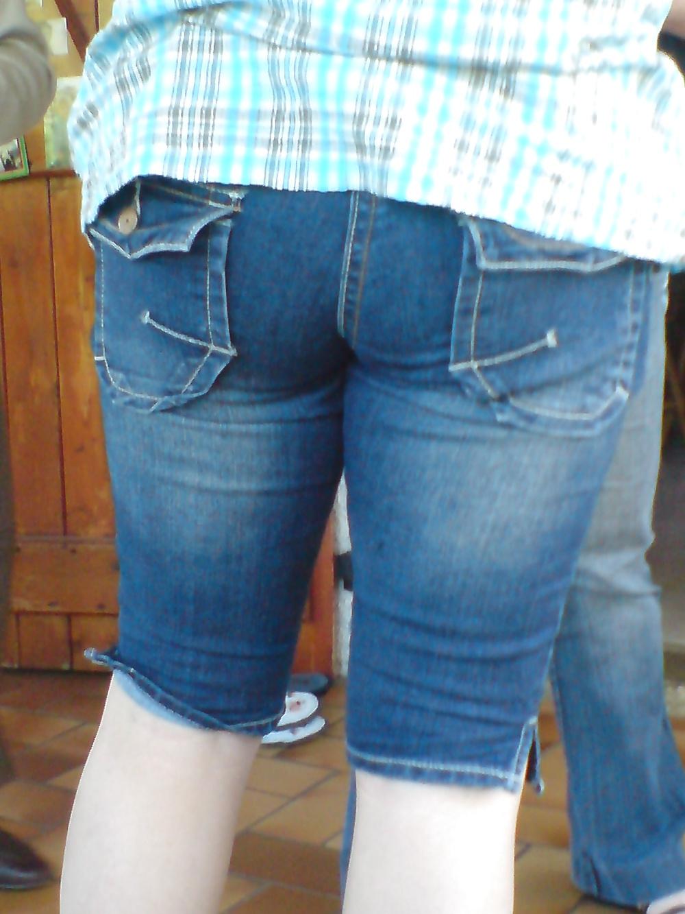 20P Mother's friend ass,tits and feet