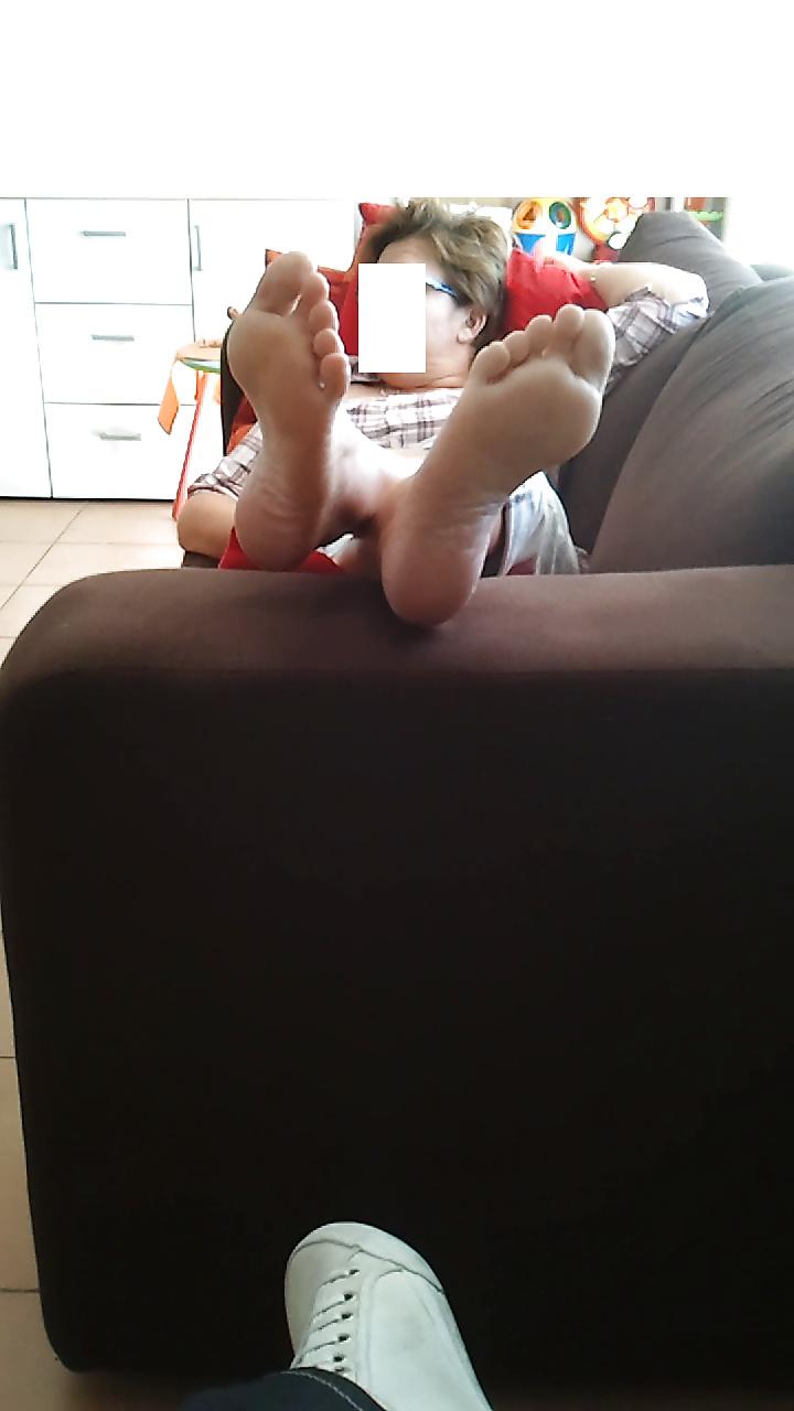 20P Mother's friend ass,tits and feet