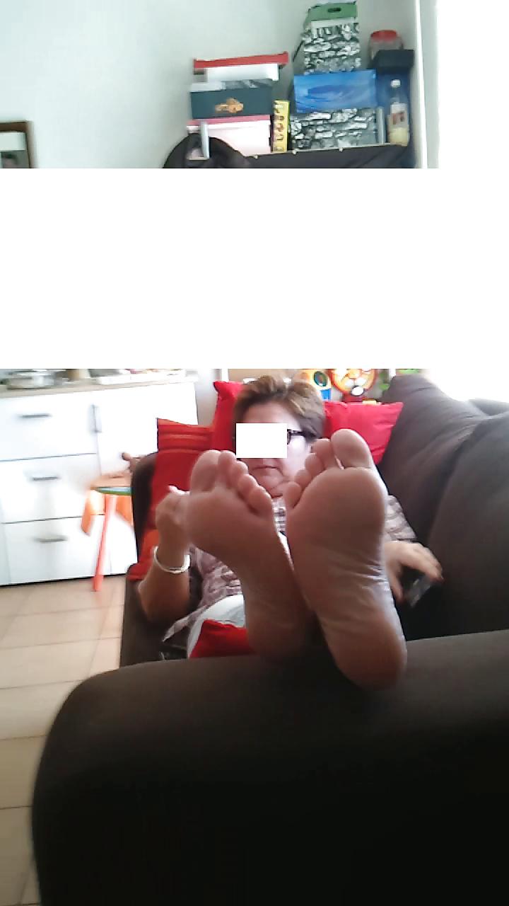 20P Mother's friend ass,tits and feet