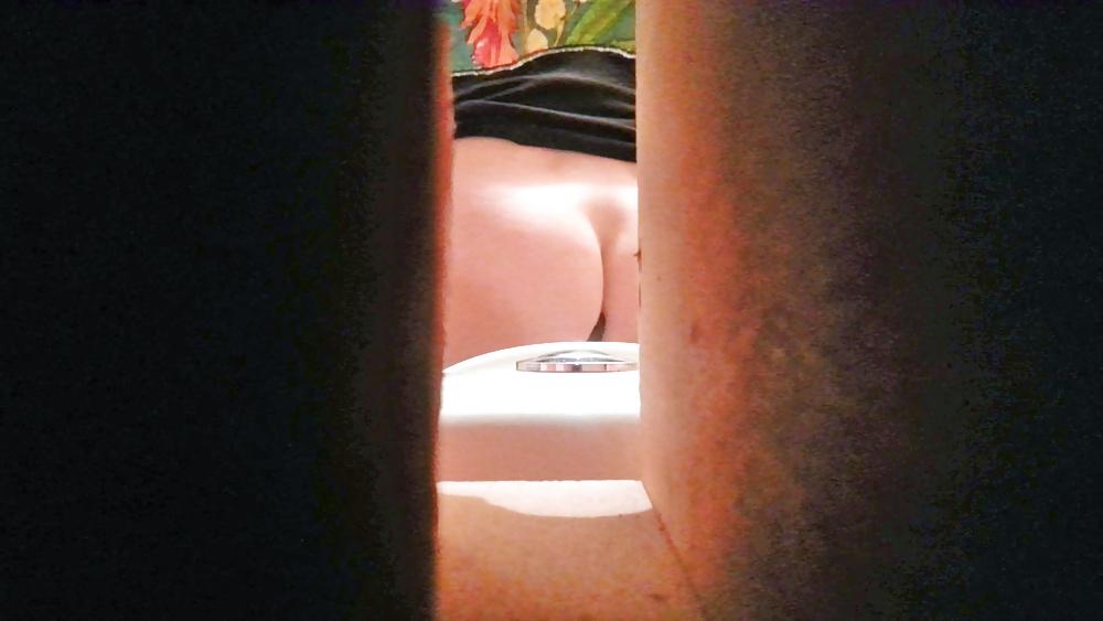 20P Mother's friend ass,tits and feet