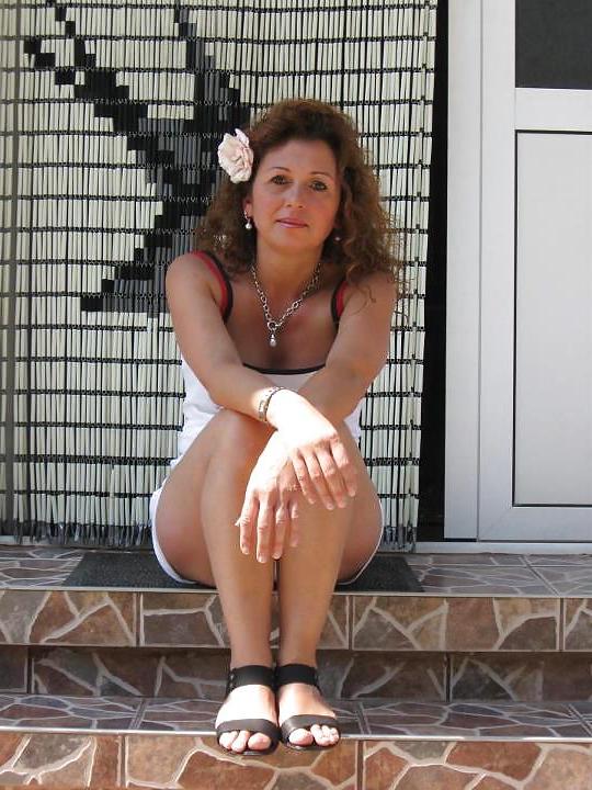 20P Dutch mature mom. How would you fuck her?