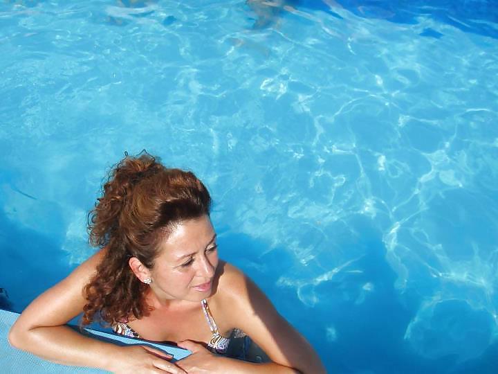 20P Dutch mature mom. How would you fuck her?