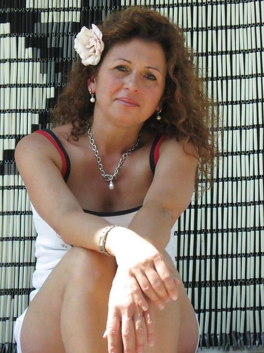 20P Dutch mature mom. How would you fuck her?