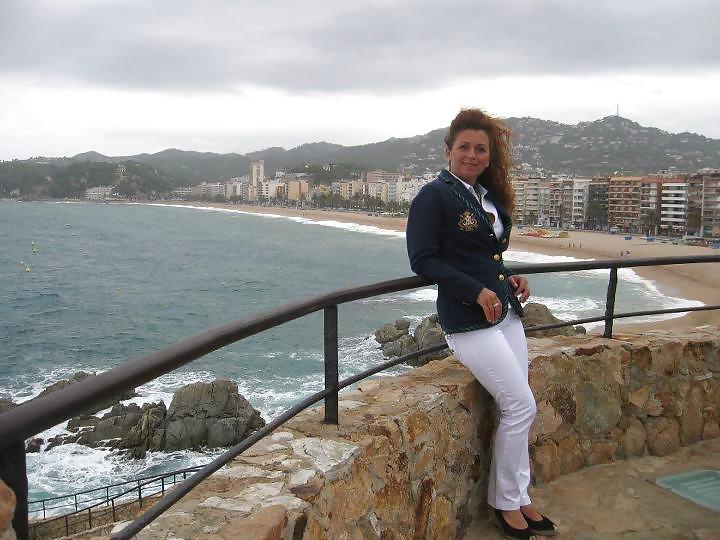 20P Dutch mature mom. How would you fuck her?