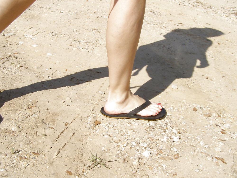 19P Size 8 feet at the park - flip flops